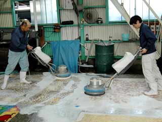 ブラシでしっかり洗う